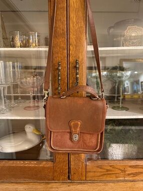 Classic Brown Leather Crossbody Bag - Unbranded